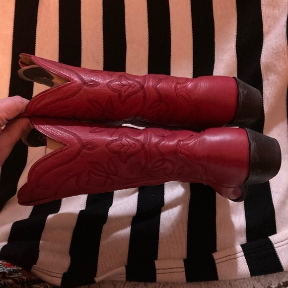 Ariat’s Red, size 9